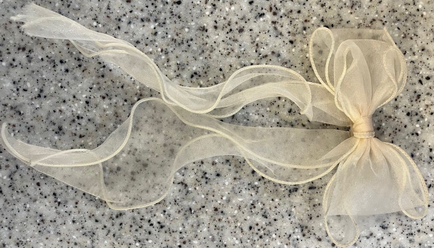 26년 2월 크림색 불투명 리본 머리핀