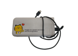 호랑이 스티커가 붙은 충전기