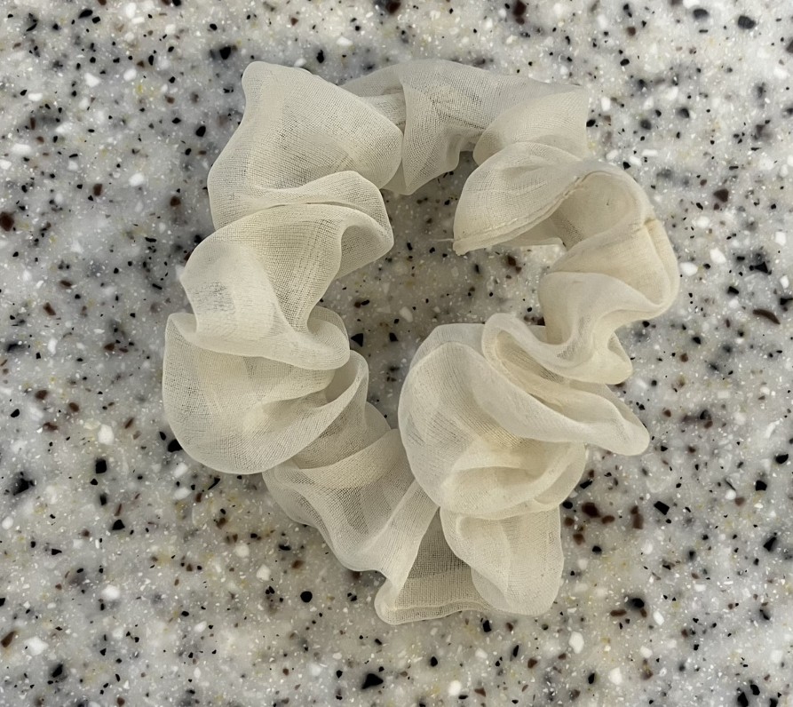 26년 3월 흰색 스크런치