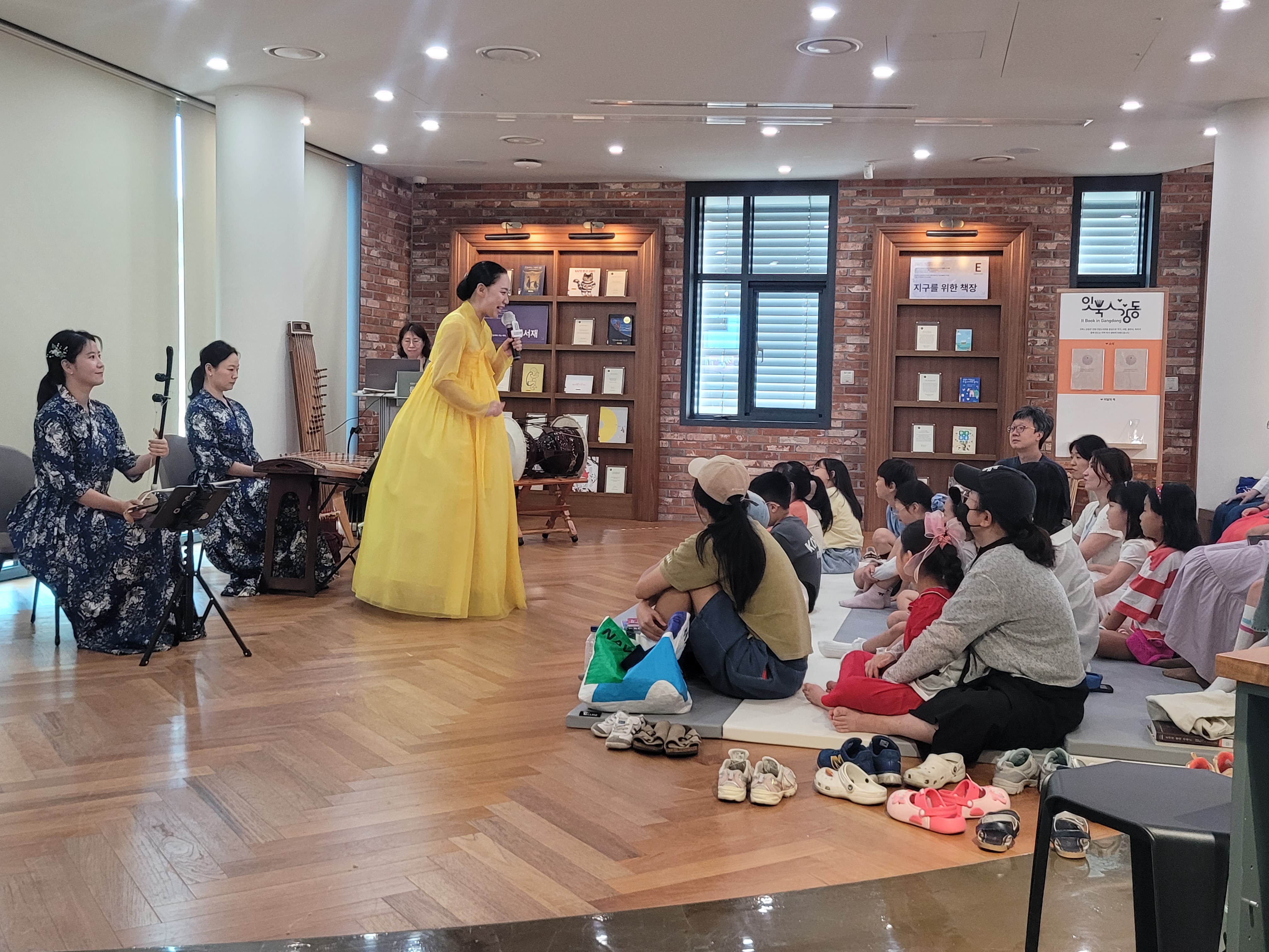 [둔촌] 독서의 달 _ <가족과 함께 즐기는 국악 공연> ‘해금 가야금 현에 스민 우리소리’ 2번째 이미지