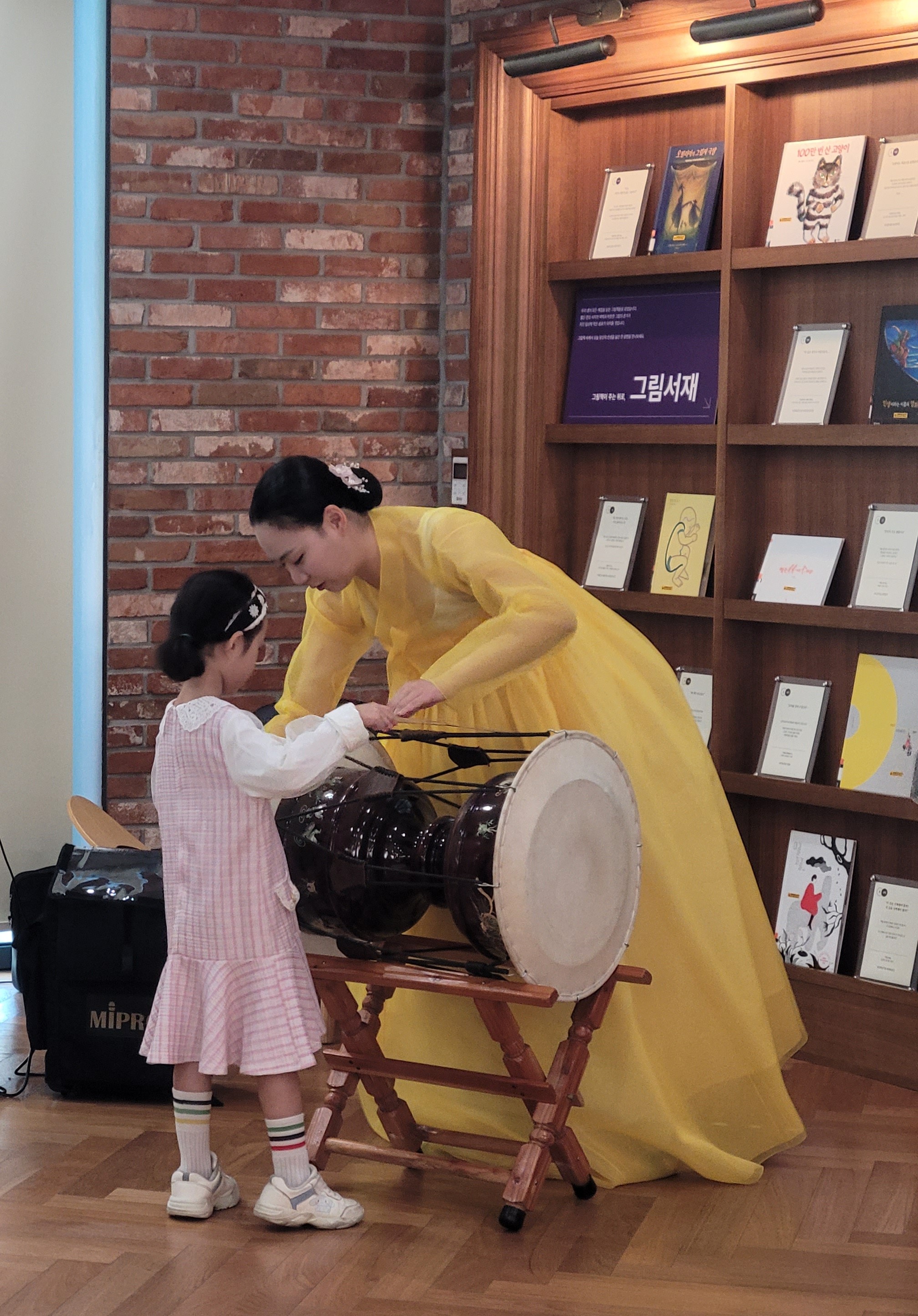 [둔촌] 독서의 달 _ <가족과 함께 즐기는 국악 공연> ‘해금 가야금 현에 스민 우리소리’ 4번째 이미지