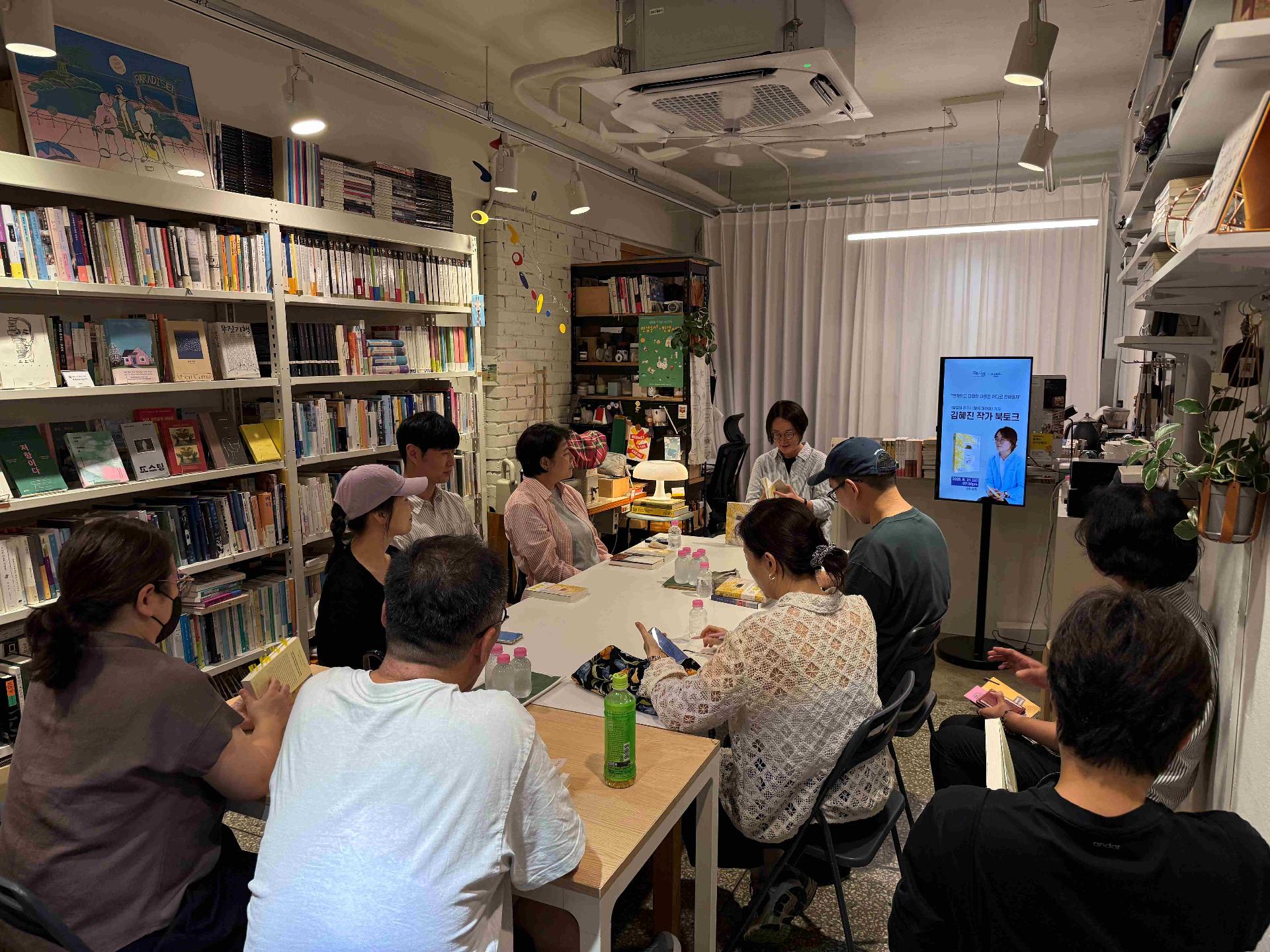 [서점] 8월 아운트 <달걀의 온기> 김혜진 작가 북토크 이미지 4